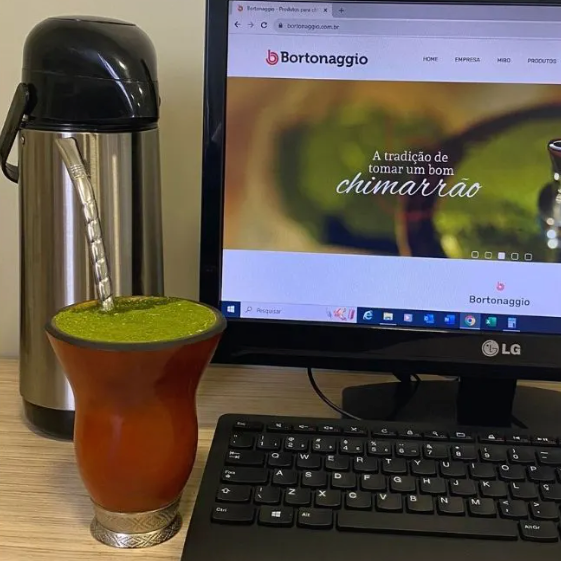 Bortonaggio Cuia para Chimarrao Com Pe de Metal e Bocal Queimado