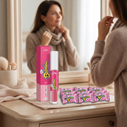 Kit de gloss Babaloo e dez chicletes Bubbaloo Tutti-Frutti em penteadeira, em cena ilustrativa; acessórios não inclusos