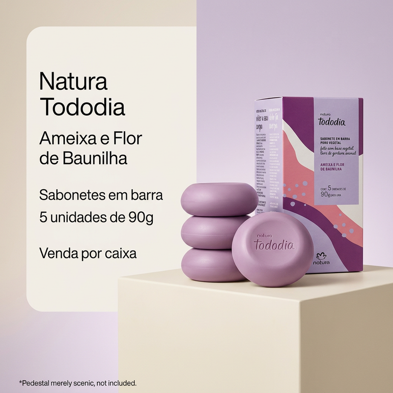Imagem informativa Natura Tododia Ameixa e Flor de Baunilha, cinco sabonetes de 90g sobre pedestal cenográfico não incluso