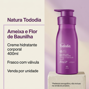 Imagem informativa do Natura Tododia Hidratante Ameixa e Flor de Baunilha 400ml com frasco e válvula; pedestal cenográfico não incluso