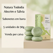 Imagem informativa Natura Tododia Alecrim e Sálvia, caixa com cinco sabonetes em barra de 90g; pedestal ilustrativo não incluso