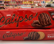 Nestle Calipso Biscoito coberto com chocolate ao leite 130g - Cookie covered w/ milk chocolate - Hi Brazil Market